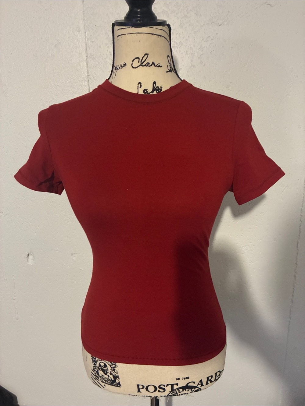 SKIMS Short Sleeve Crewneck Tee in Burgundy Red